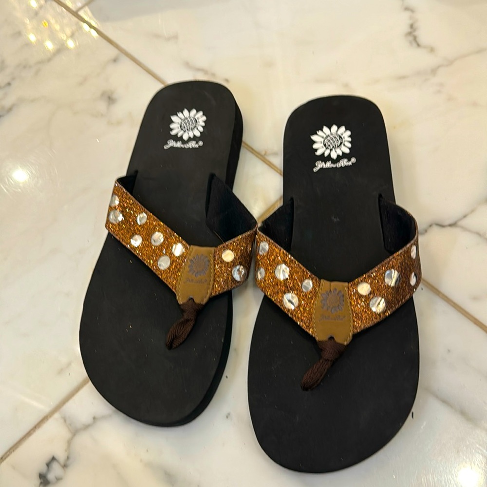 Yellow box copper brown silver polka dot New no tags flip flop sandals size 10